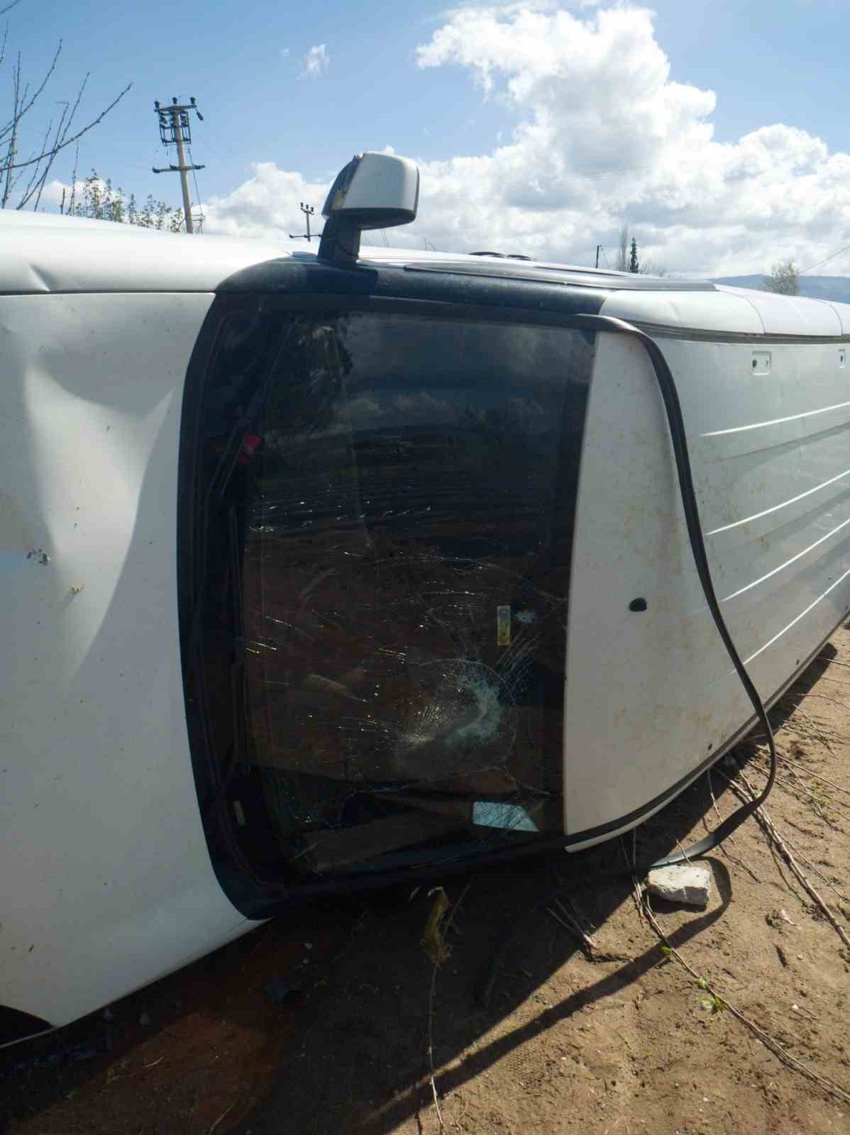 Aydın’da sürücüsünün hakimiyetini kaybettiği ticari araç tarlaya uçtu