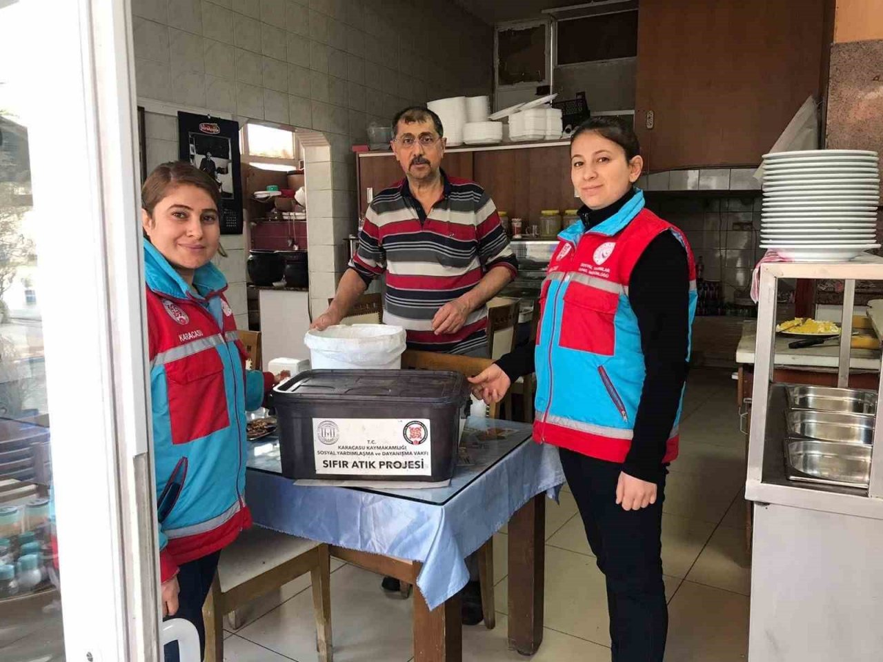 Karacasu’daki lokantalarda artan yemekler can dostlar için toplanıyor