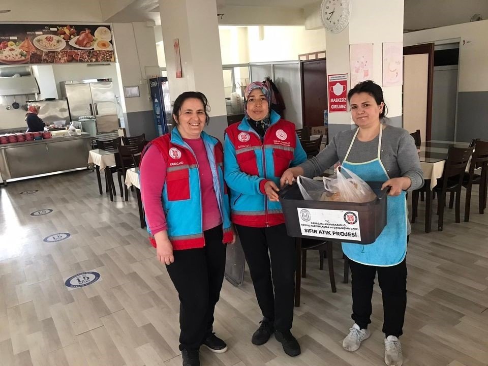 Karacasu’daki lokantalarda artan yemekler can dostlar için toplanıyor