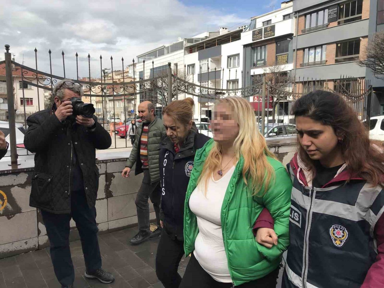 Başörtülü kadınlara hakaret eden kadın adliyeye sevk edildi