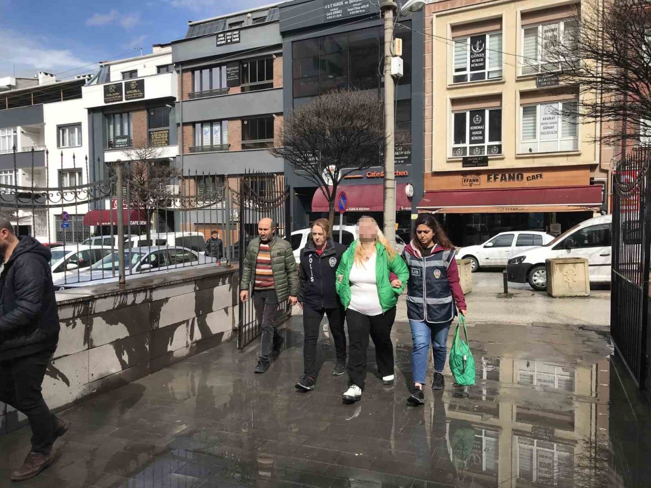 Başörtülü kadınlara hakaret eden kadın adliyeye sevk edildi