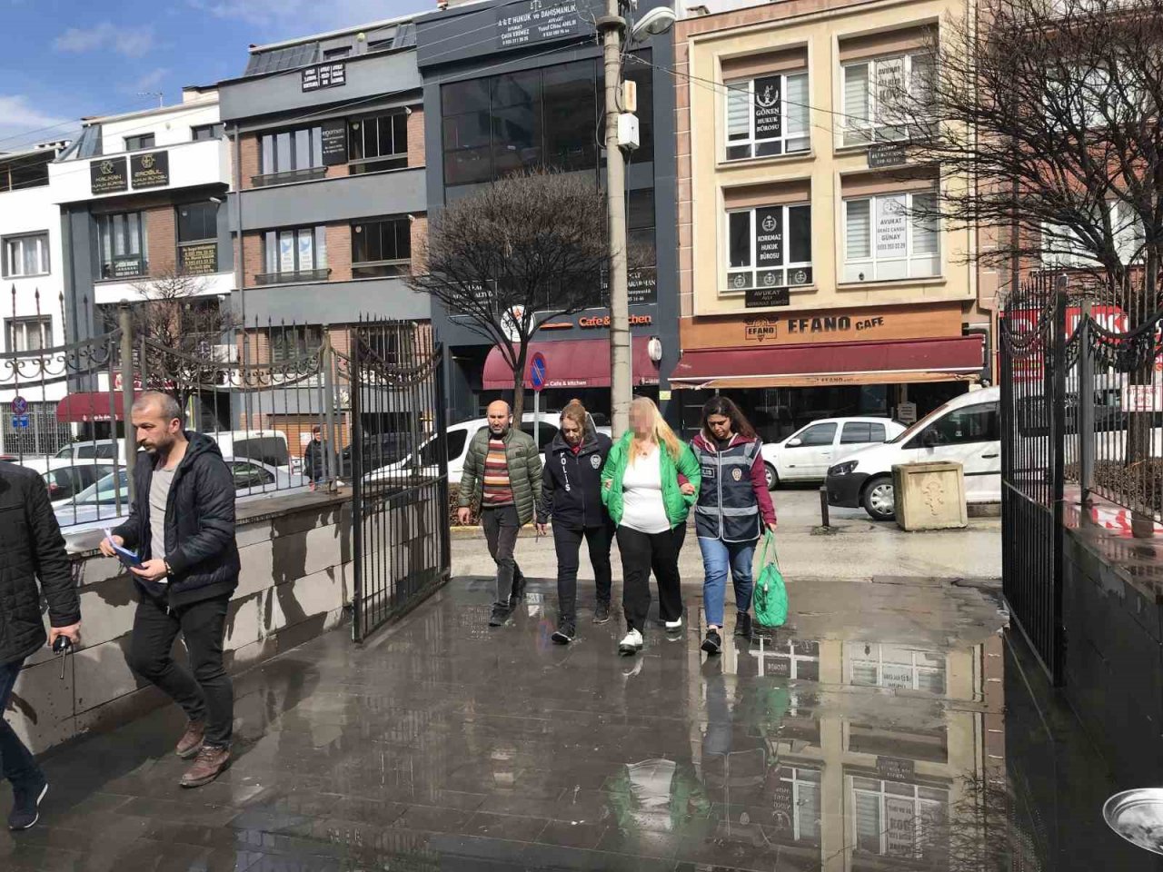 Başörtülü kadınlara hakaret eden kadın adliyeye sevk edildi