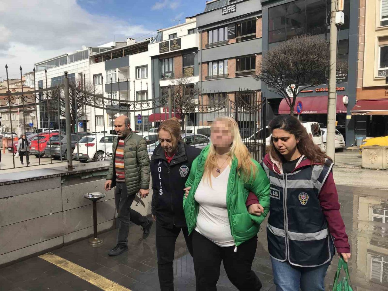 Başörtülü kadınlara hakaret eden kadın adliyeye sevk edildi