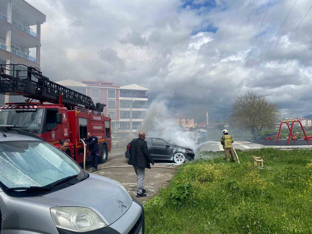 Park halindeki otomobilde yangın çıktı