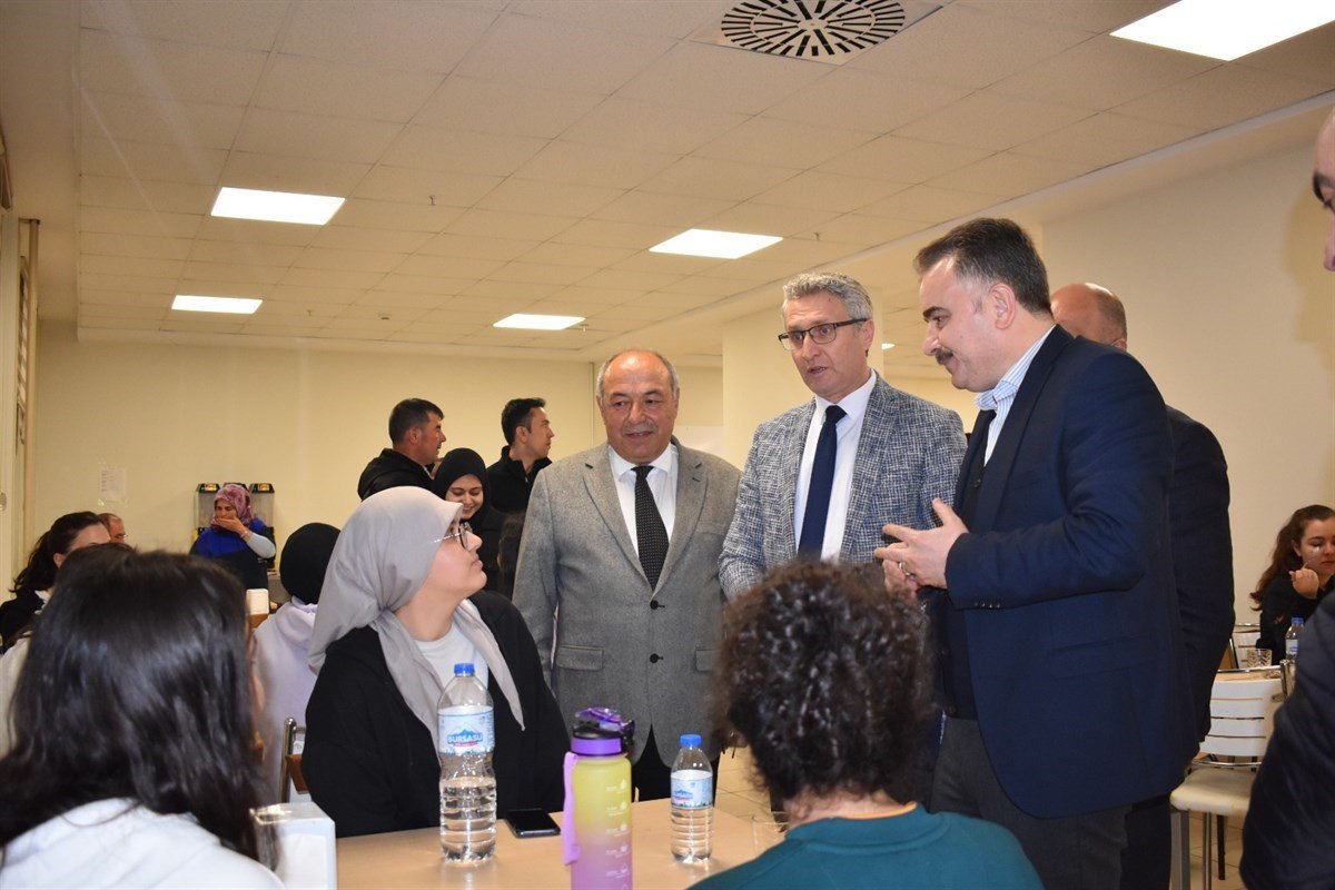 Kaymakam Odabaş, pansiyon öğrencilerinin iftar sofrasına konuk oldu