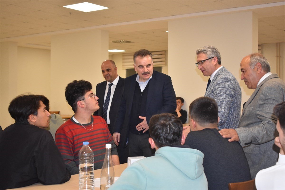 Kaymakam Odabaş, pansiyon öğrencilerinin iftar sofrasına konuk oldu