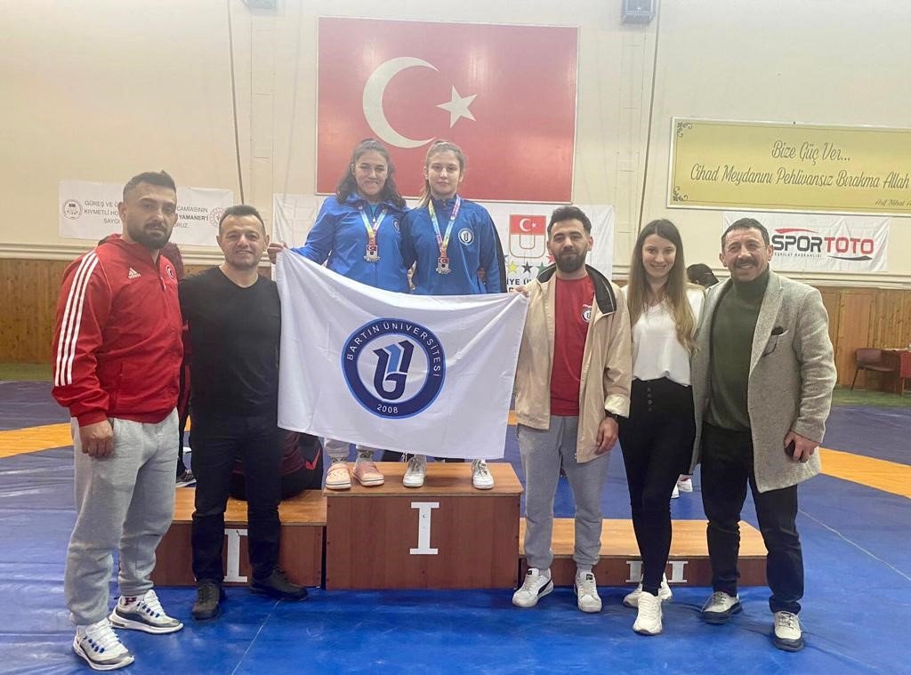 BARÜ’nün kadın güreşçilerinden 2 madalya