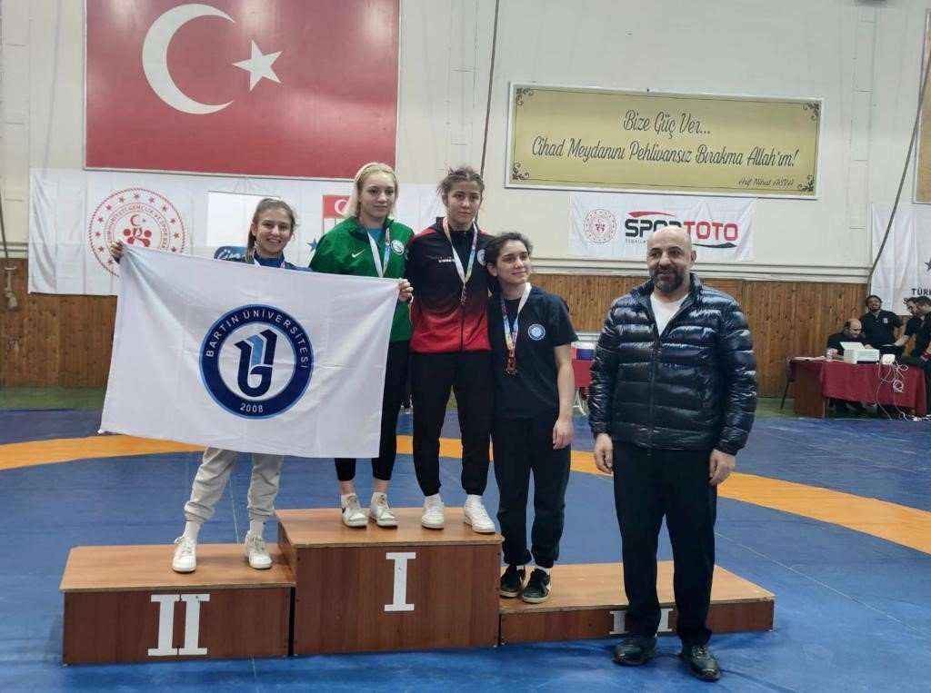 BARÜ’nün kadın güreşçilerinden 2 madalya