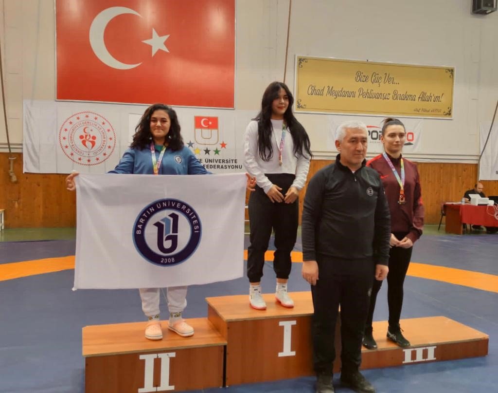 BARÜ’nün kadın güreşçilerinden 2 madalya