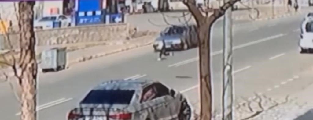 Batman’da yolun karşı tarafına geçmek isteyen çocuğa araç çarptı