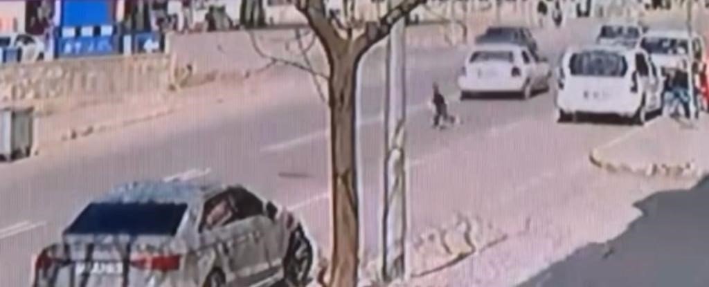 Batman’da yolun karşı tarafına geçmek isteyen çocuğa araç çarptı