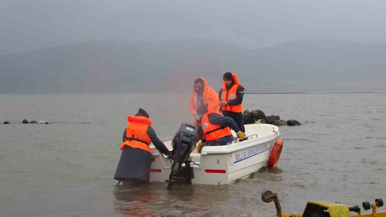 Kaçak avcılar tarafından göle serilen ağlar toplandı