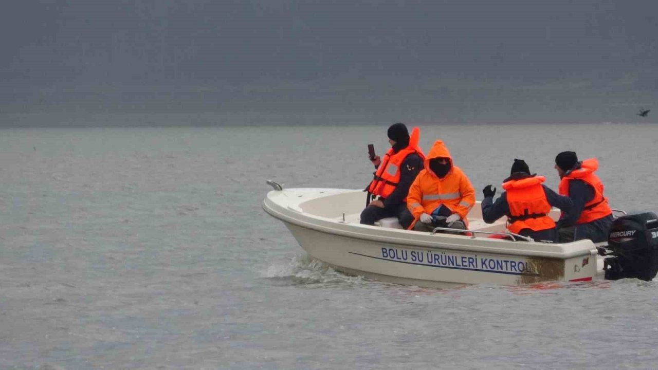 Kaçak avcılar tarafından göle serilen ağlar toplandı