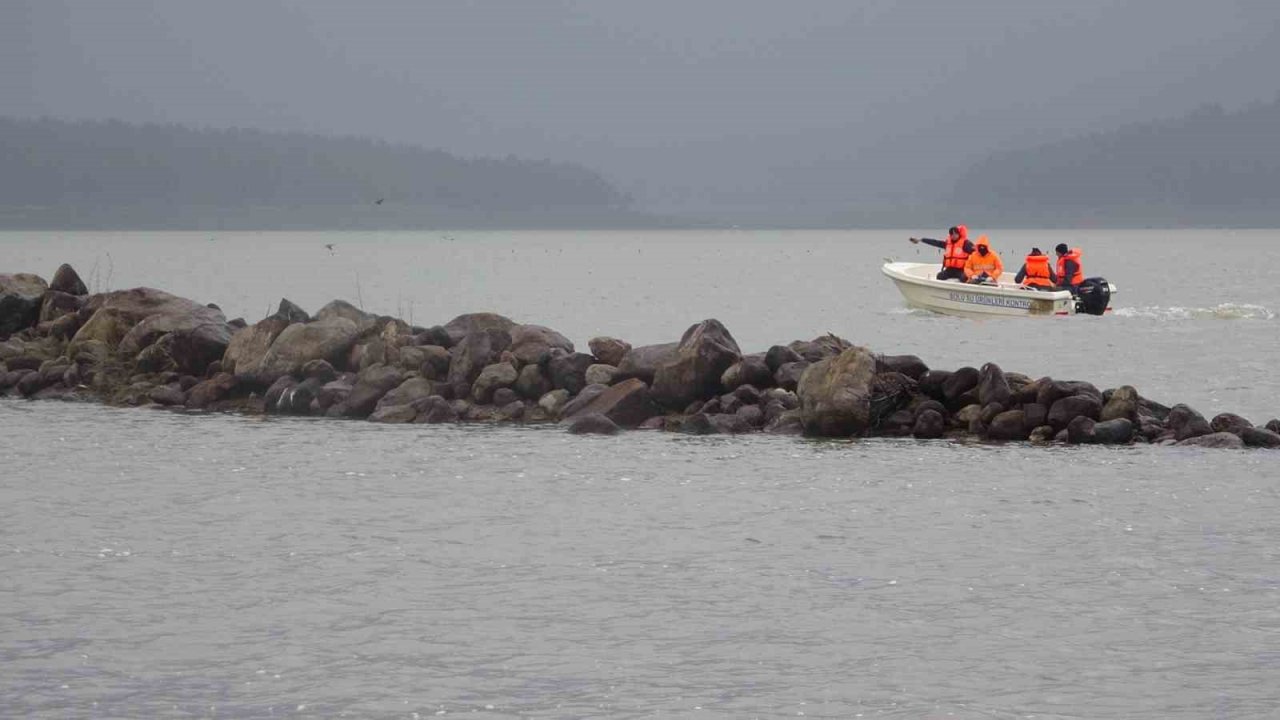 Kaçak avcılar tarafından göle serilen ağlar toplandı