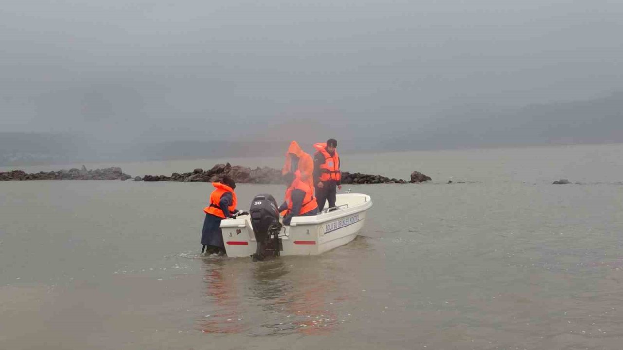 Kaçak avcılar tarafından göle serilen ağlar toplandı