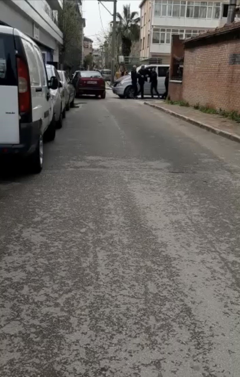 Bursa’da yumrukların konuştuğu yol verme kavgası kameralarda