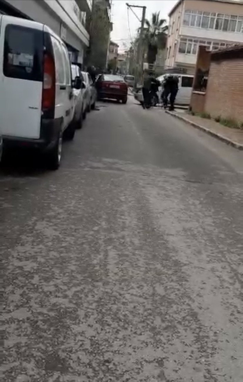 Bursa’da yumrukların konuştuğu yol verme kavgası kameralarda