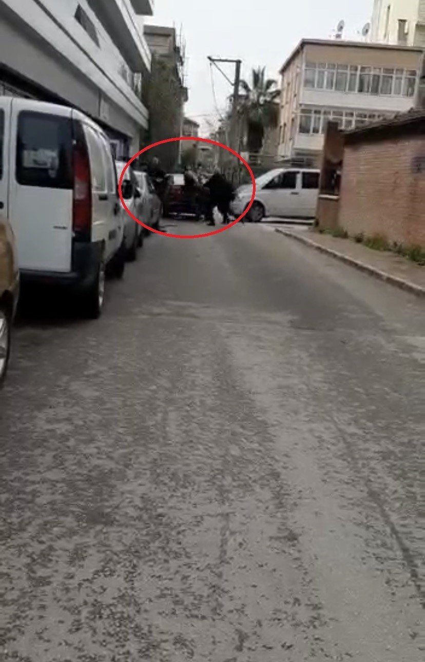 Bursa’da yumrukların konuştuğu yol verme kavgası kameralarda