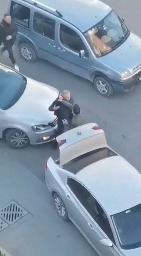 Çekmeköy’de yumruklar havada uçuştu, bagajdan uzun namlulu silah çıkarttı