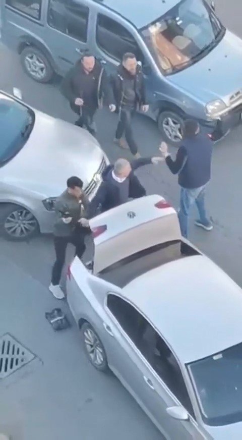 Çekmeköy’de yumruklar havada uçuştu, bagajdan uzun namlulu silah çıkarttı