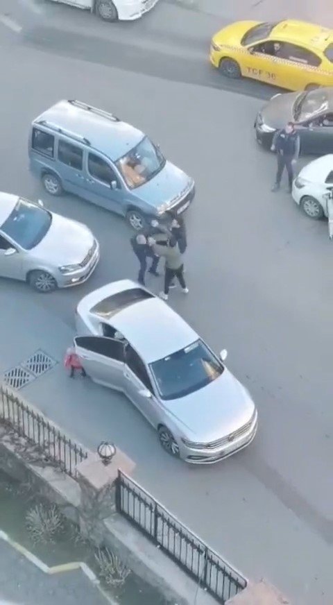 Çekmeköy’de yumruklar havada uçuştu, bagajdan uzun namlulu silah çıkarttı