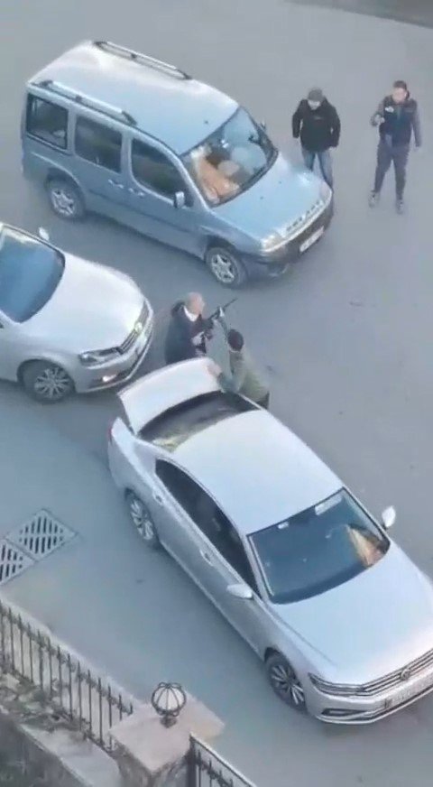 Çekmeköy’de yumruklar havada uçuştu, bagajdan uzun namlulu silah çıkarttı