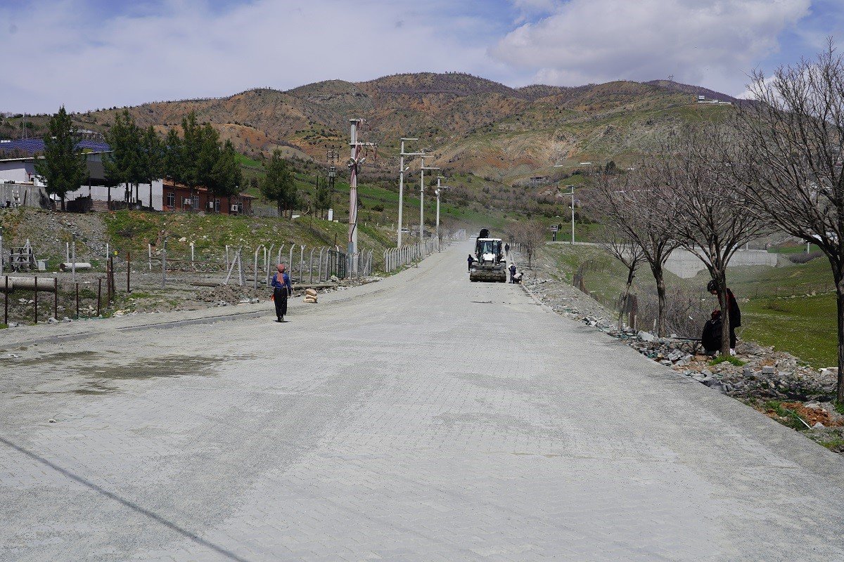 Kulp’un yeni asri mezarlık yolunda parke taşı döşeme çalışmaları tamamlandı