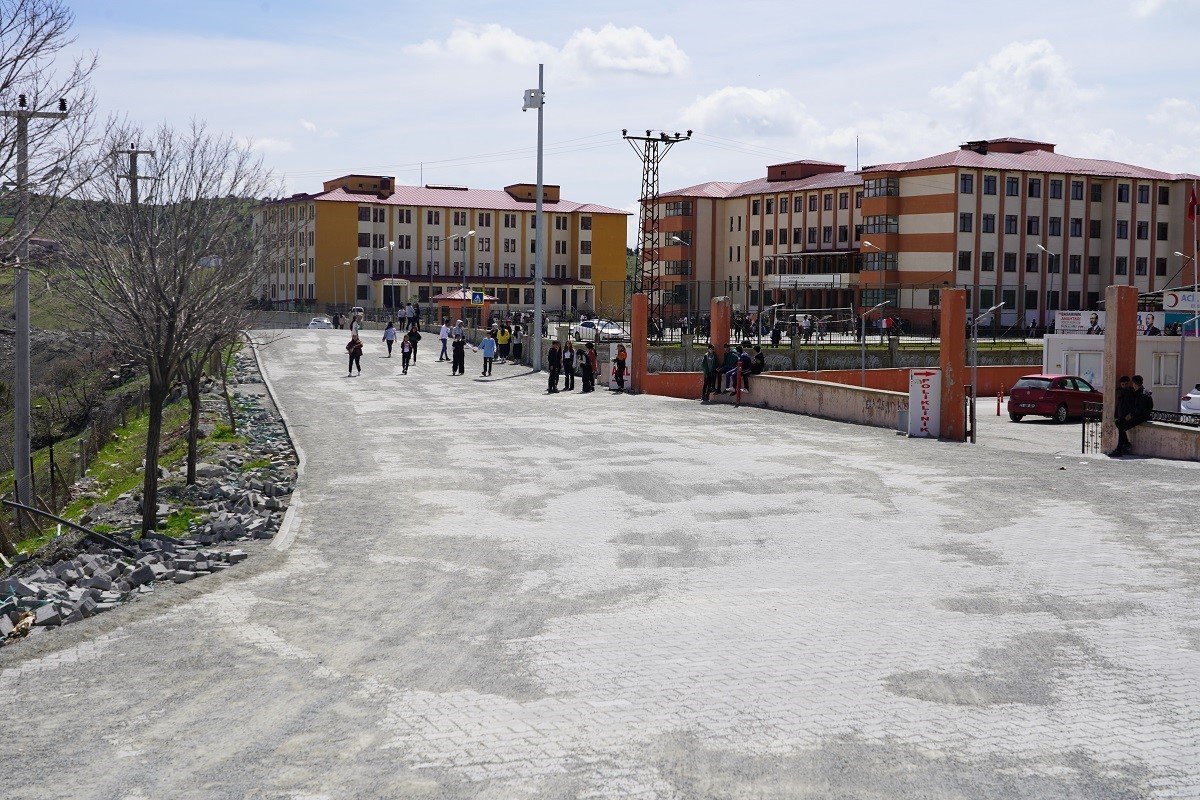 Kulp’un yeni asri mezarlık yolunda parke taşı döşeme çalışmaları tamamlandı