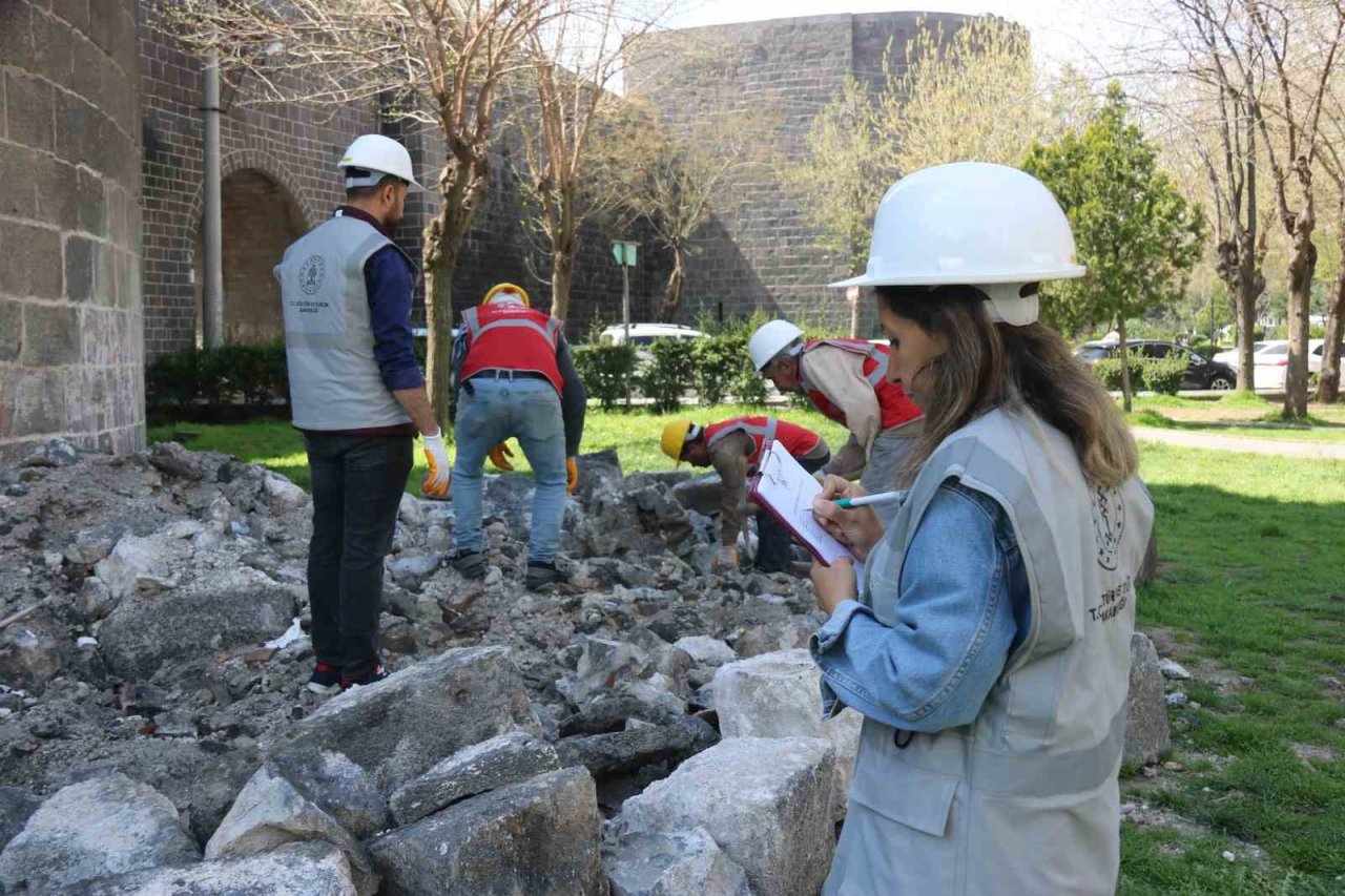 Depremde zarar gören Diyarbakır Surlarında moloz ayrıştırma ve belgeleme çalışmaları başladı