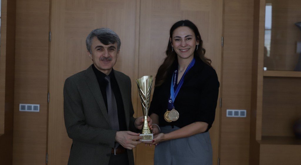 DPÜ SBF Akademisyenin yer aldığı Kadın Milli Kar Voleybolu Takımı Avrupa Şampiyonu