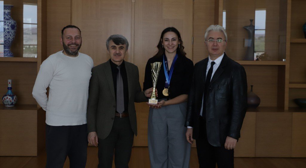 DPÜ SBF Akademisyenin yer aldığı Kadın Milli Kar Voleybolu Takımı Avrupa Şampiyonu