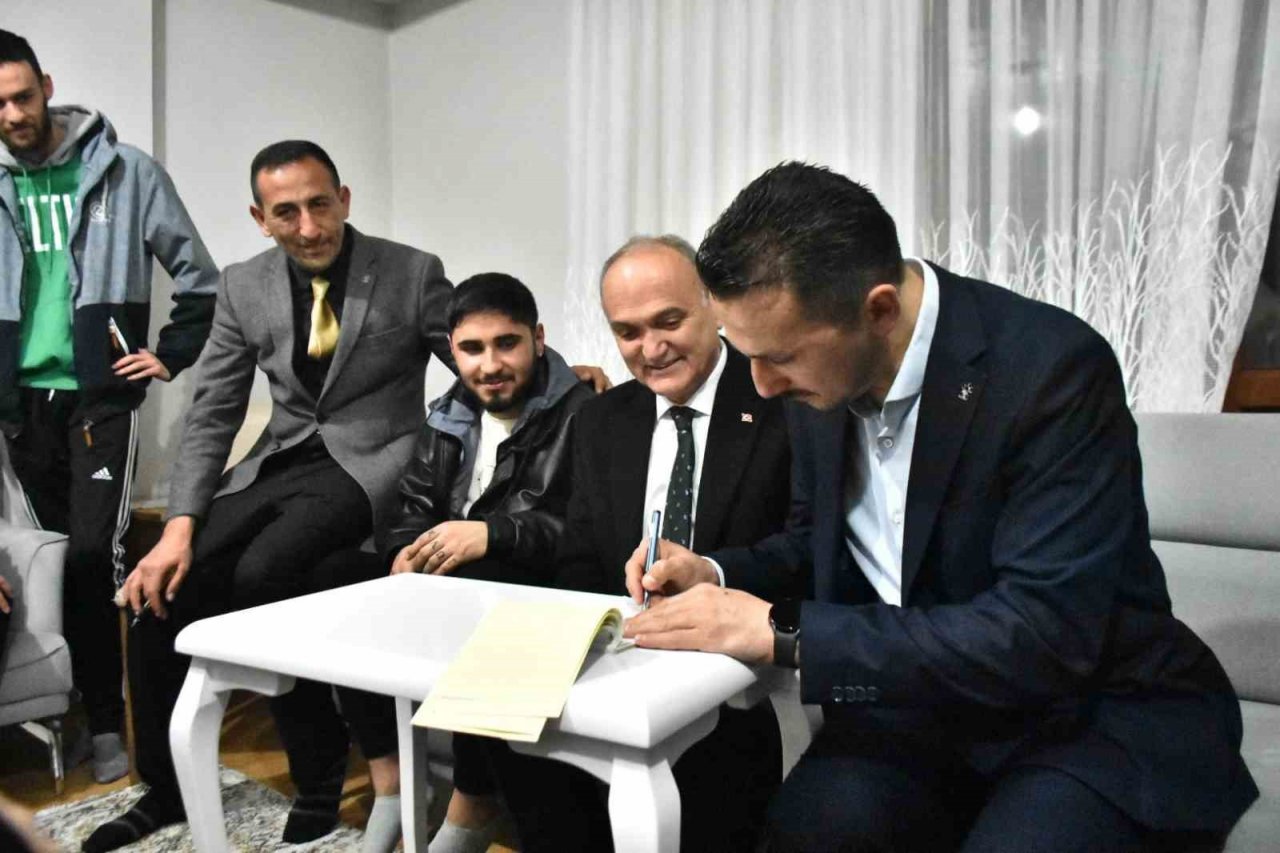 İftar sonrası gençlere misafir oldular