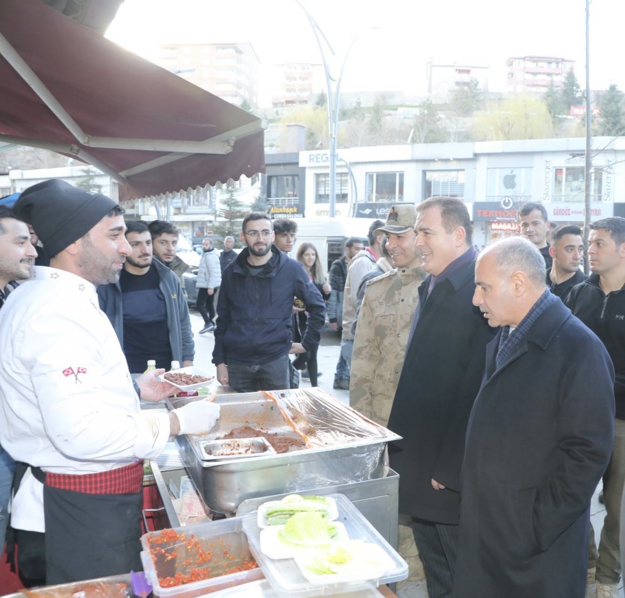 Emniyet Genel Müdürü Aktaş Hakkari’de esnafları dinledi