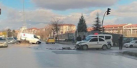 Kavşakta kaza yapan araçlarda büyük maddi hasar oluştu