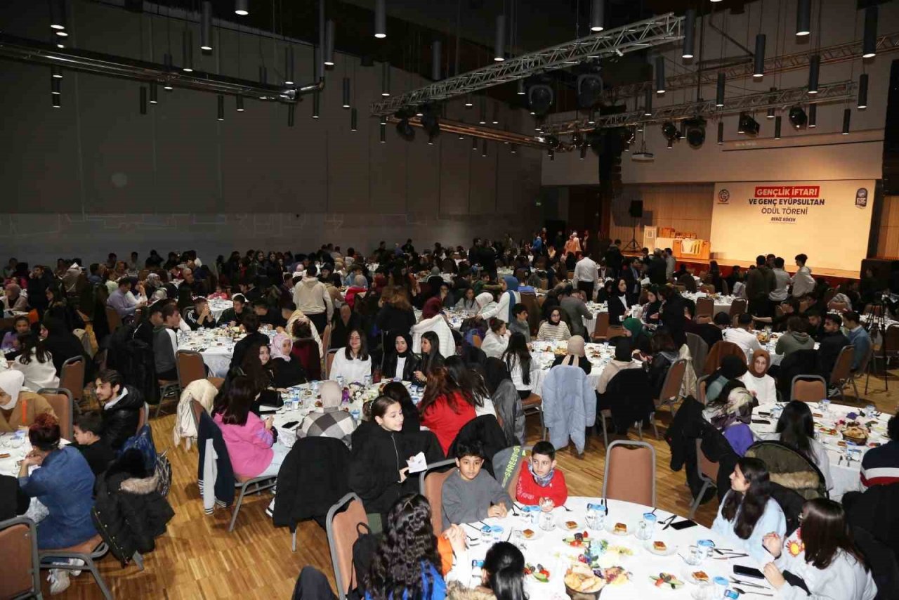 Gençlik İftarı’nda buluşan Genç Eyüpsultanlılar ödüllerini aldı