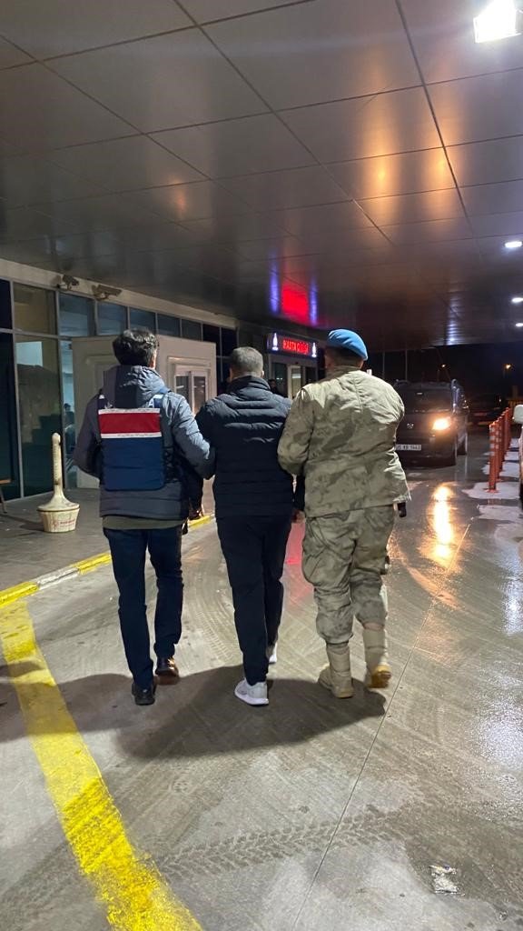 İzmir merkezli FETÖ operasyonunda 22 gözaltı