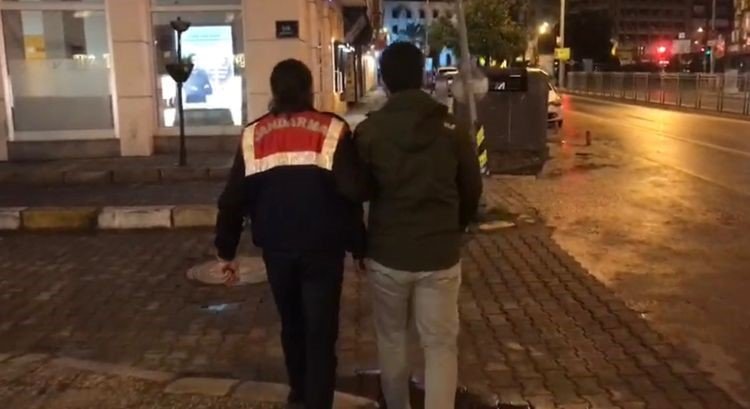 İzmir merkezli FETÖ operasyonunda 22 gözaltı