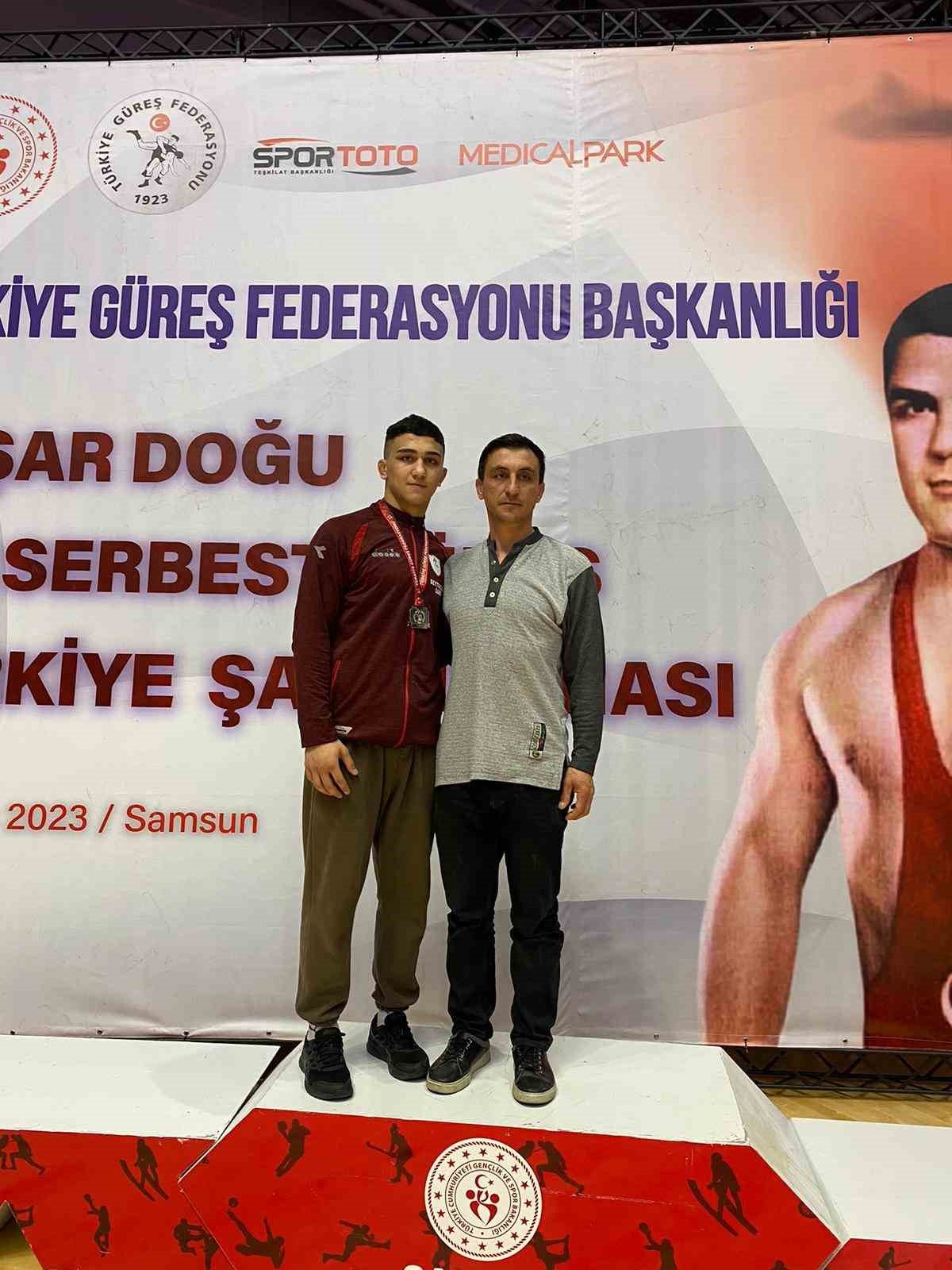 Kulalı genç güreşçi milli takıma seçildi