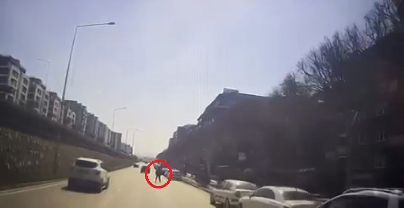 Otobüse binmek için yola böyle atladı, geciken yolcular tepki gösterdi