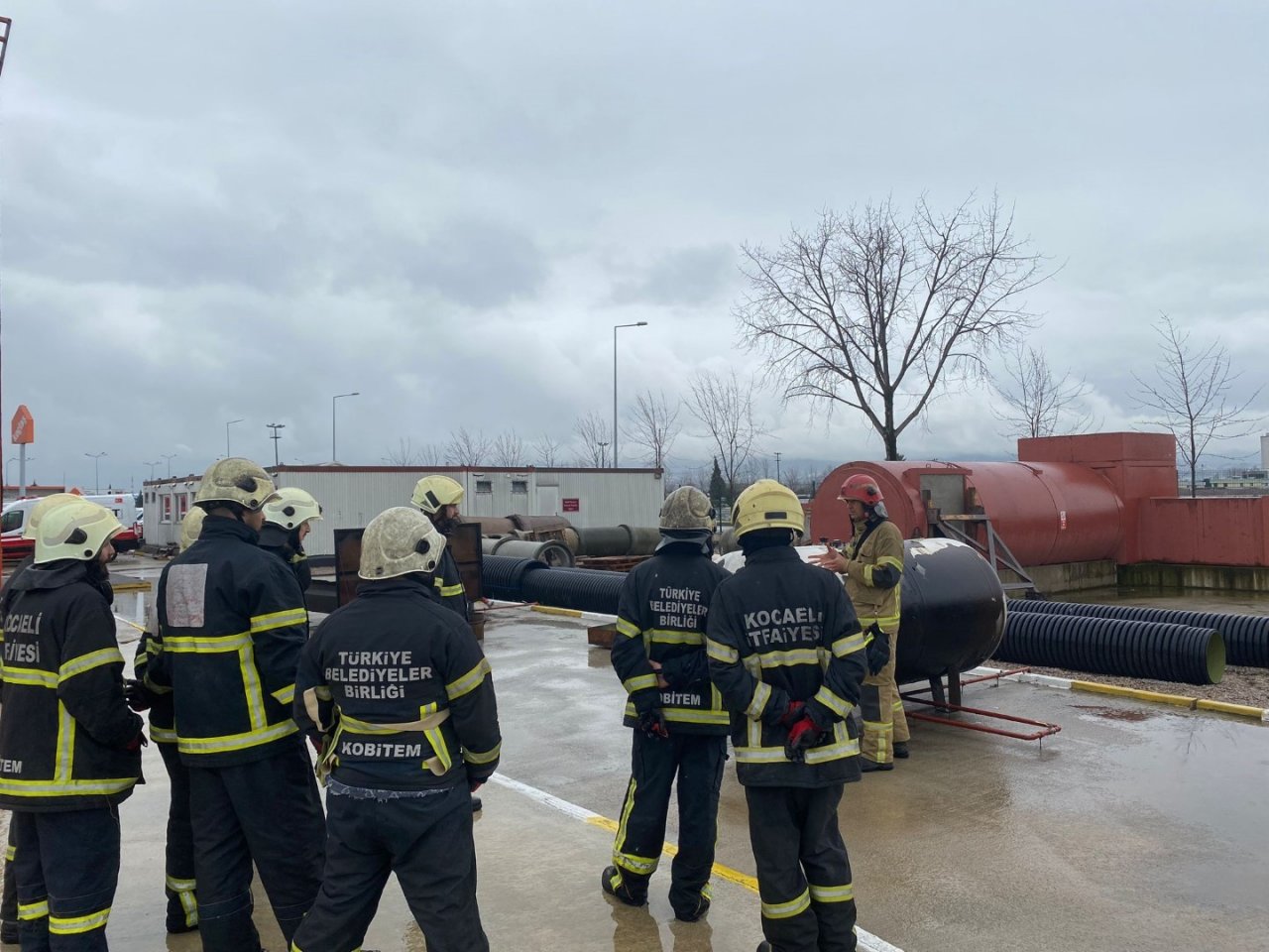 Depremde 82 kişiyi kurtaran Kocaeli Büyükşehir İtfaiyesi’nden acil durum ekiplerine eğitim