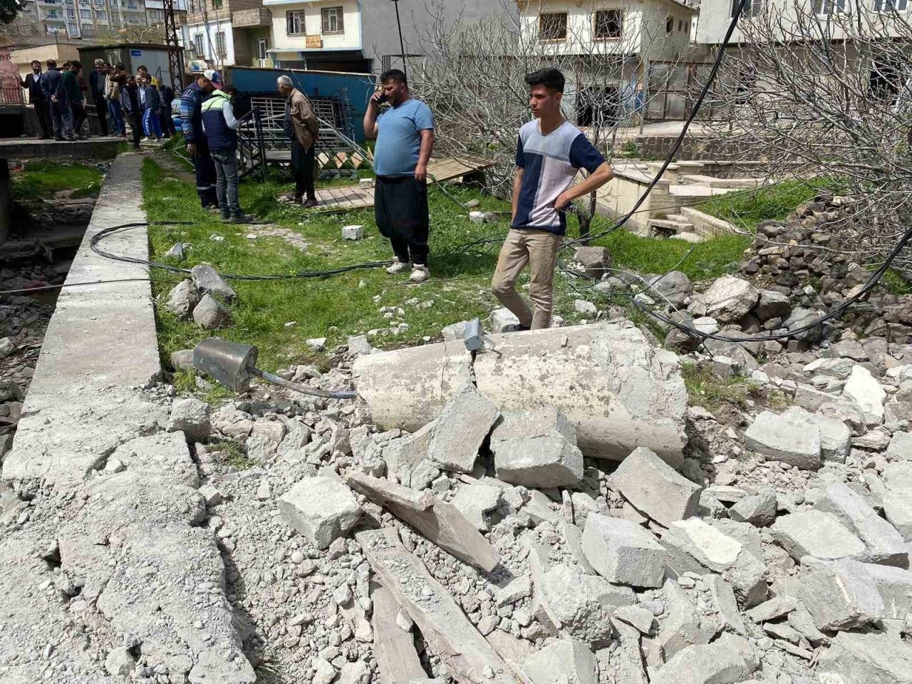 Ağır hasarlı caminin minaresi kontrollü olarak yıkıldı