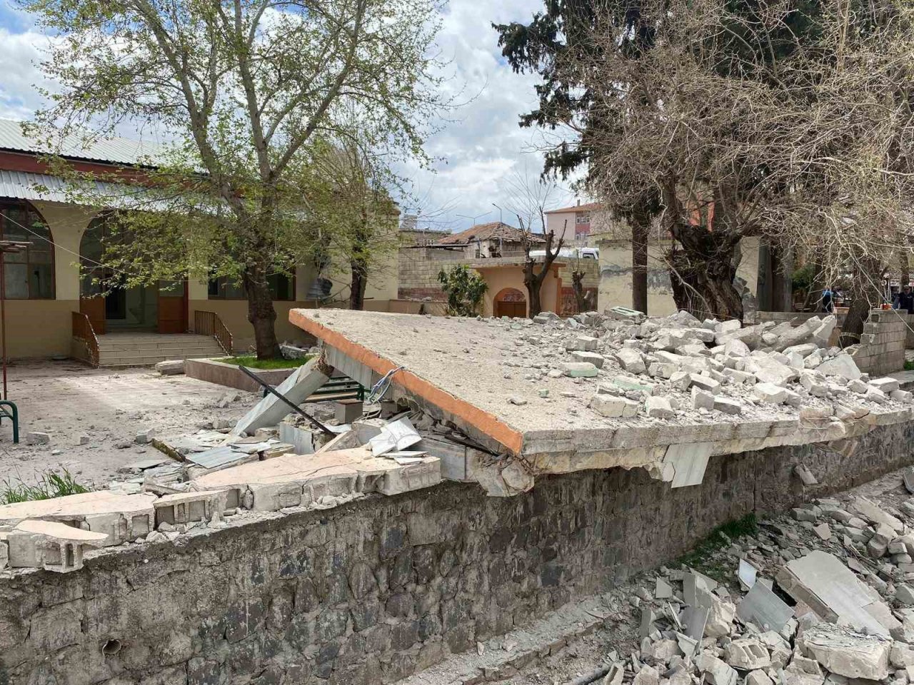 Ağır hasarlı caminin minaresi kontrollü olarak yıkıldı