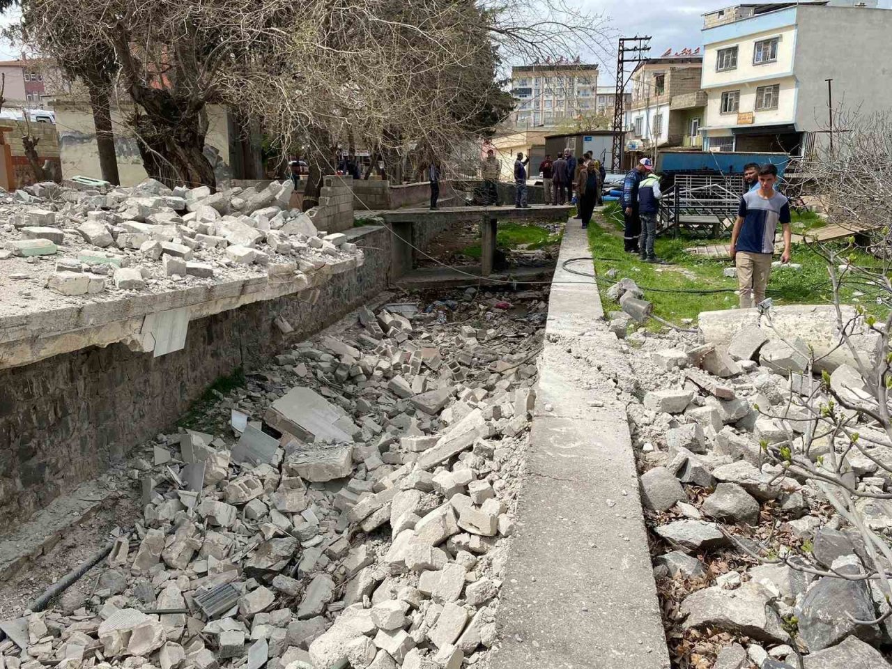 Ağır hasarlı caminin minaresi kontrollü olarak yıkıldı