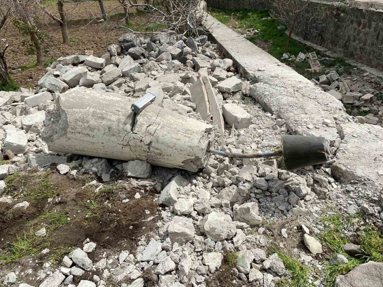 Ağır hasarlı caminin minaresi kontrollü olarak yıkıldı