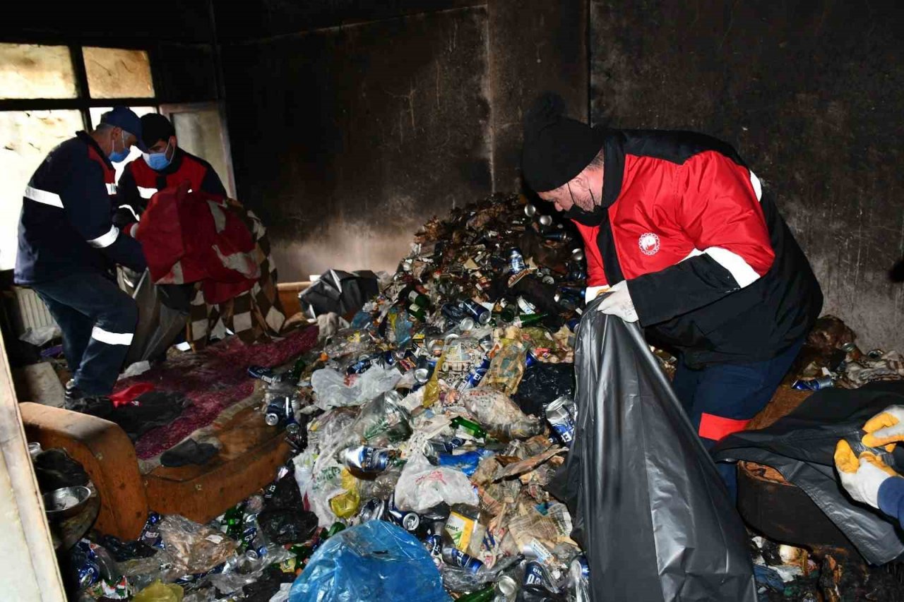 Yangın sonrası ortaya çıkan çöp ev temizlendi