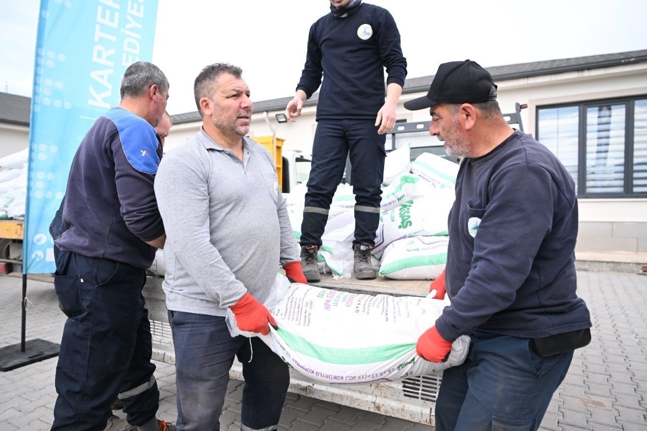 Kartepe’de çiftçilere gübre desteği