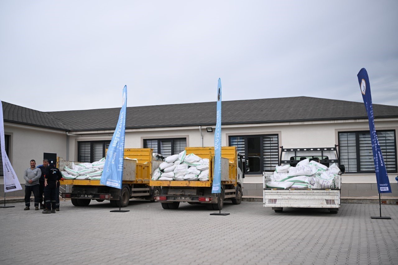 Kartepe’de çiftçilere gübre desteği