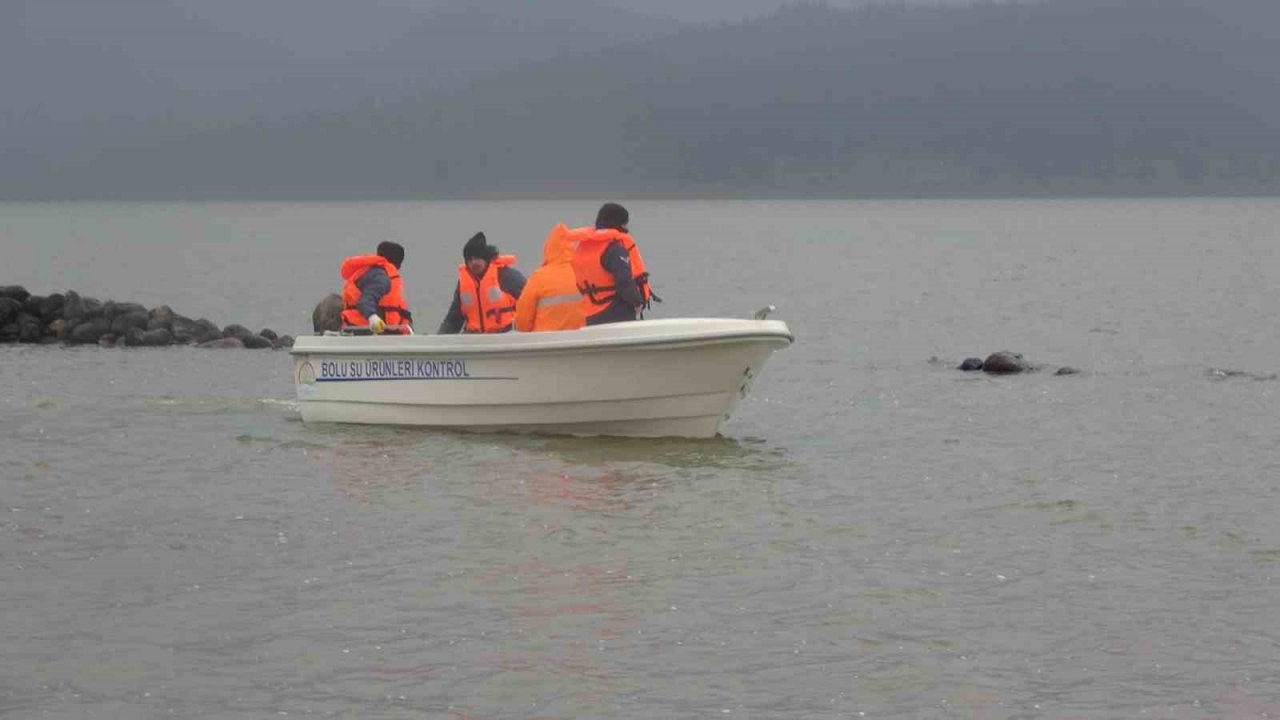 Kaçak avcılar tarafından göle serilen ağlar toplandı