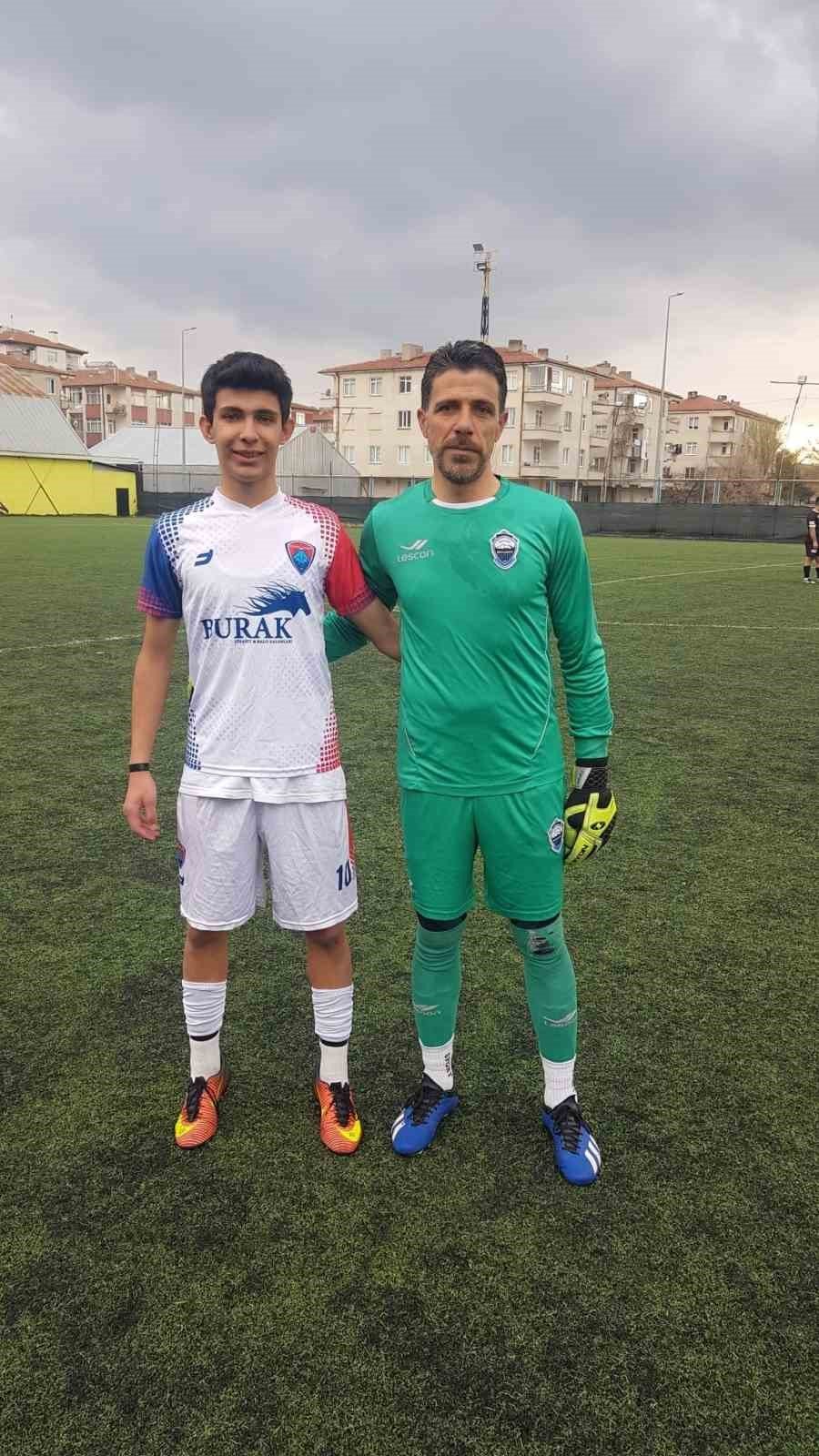 Baba - oğul yeşil sahada rakip oldu