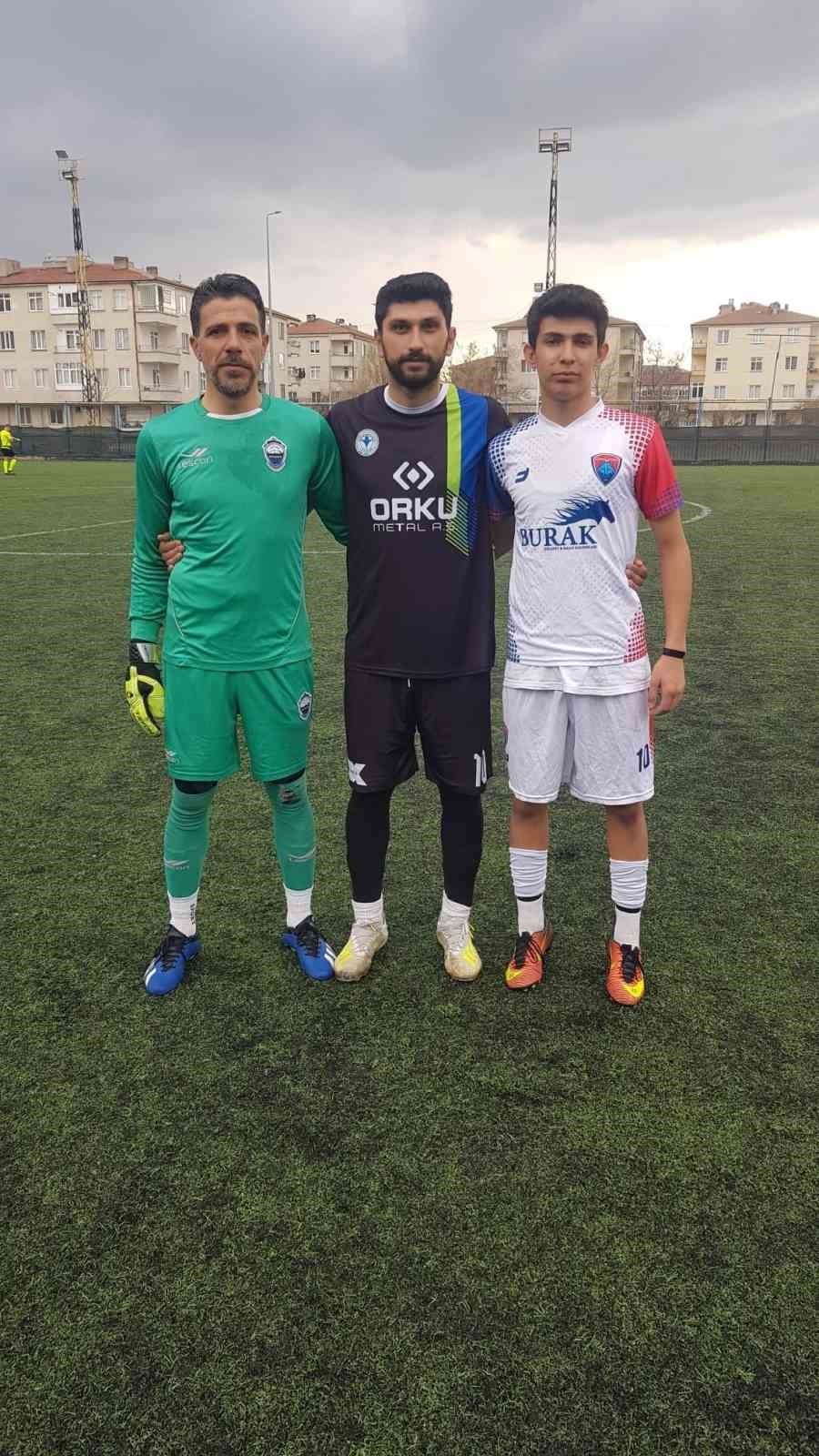 Baba - oğul yeşil sahada rakip oldu